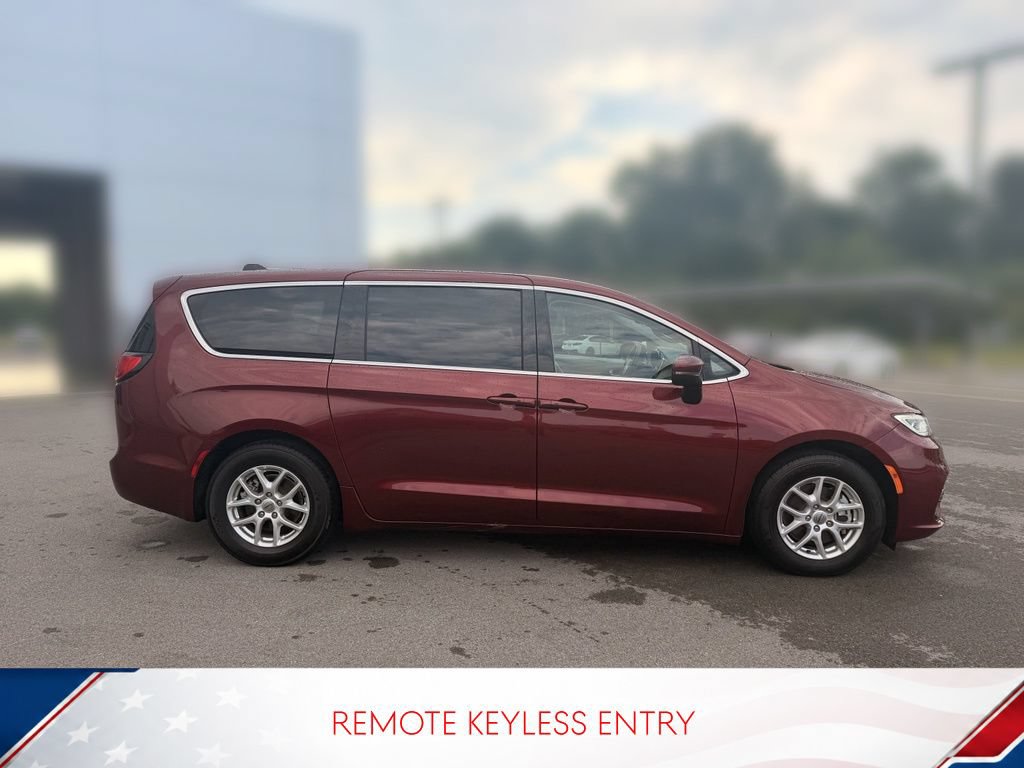Used 2023 Chrysler Pacifica Touring-L FWD image 4