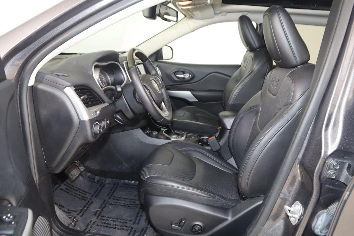 Used 2018 Jeep Cherokee Overland AWD/4WD image 12