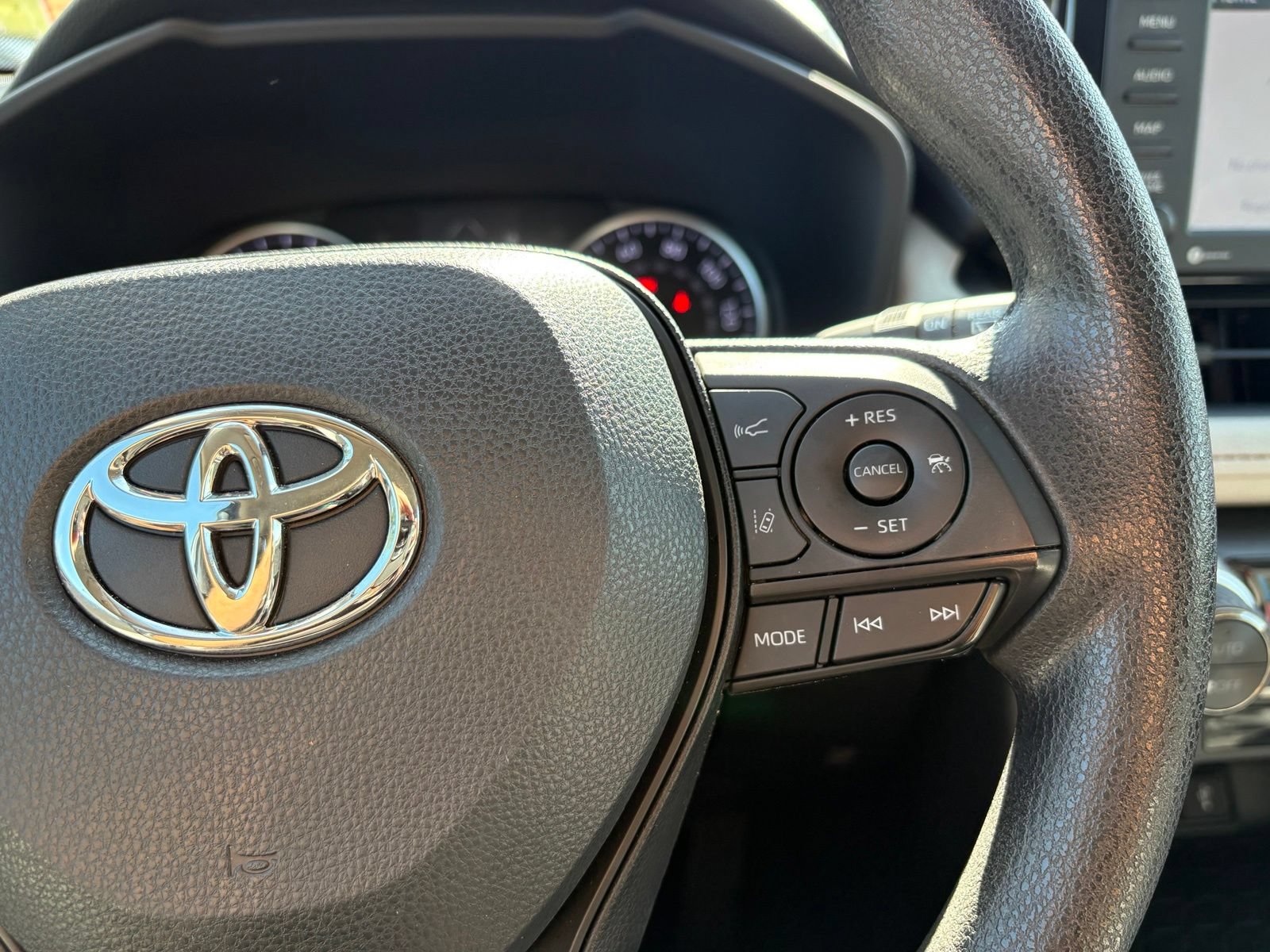 Used 2022 Toyota RAV4 XLE FWD image 16