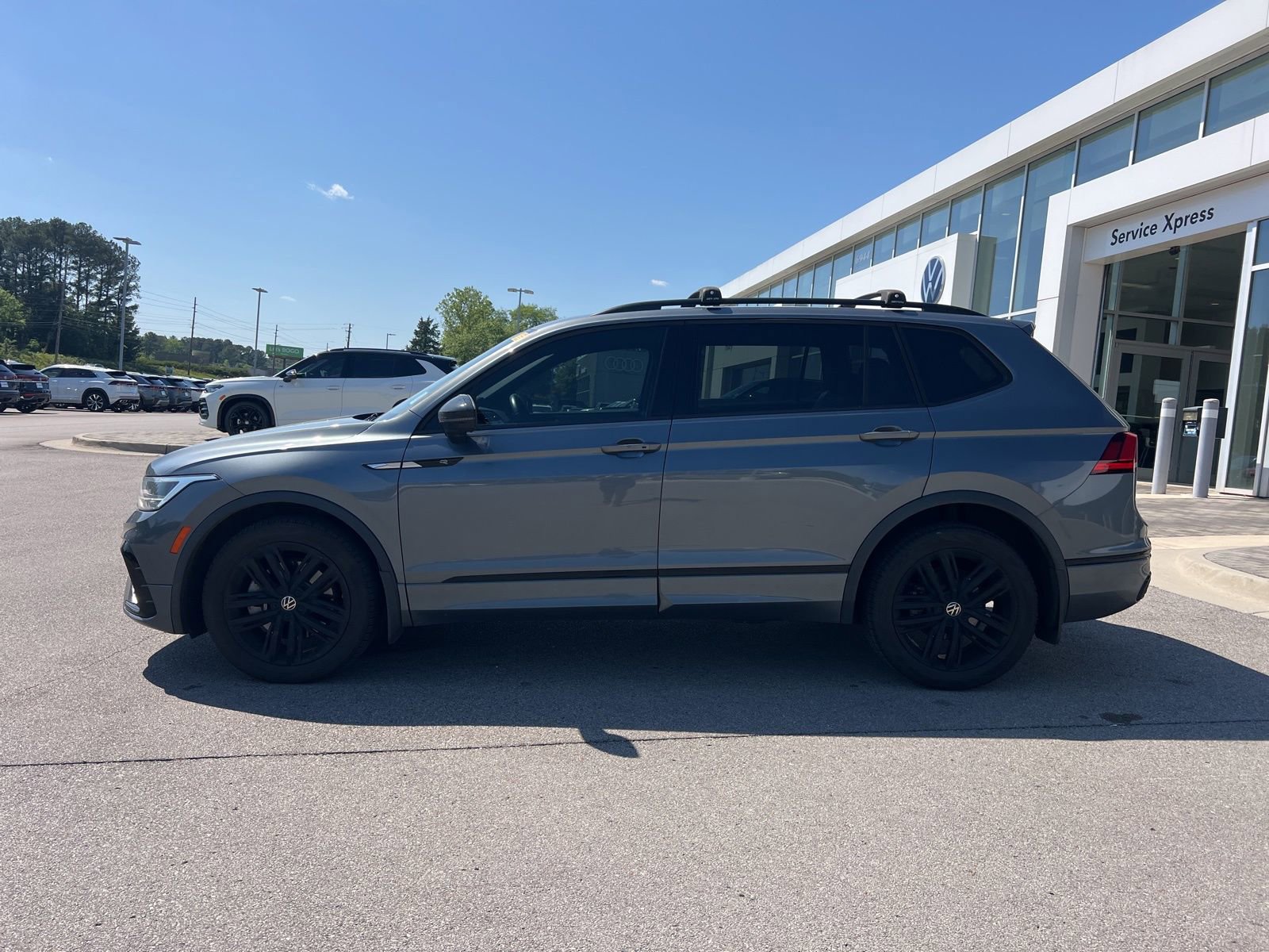 Used 2022 Volkswagen Tiguan SE R-Line image 3