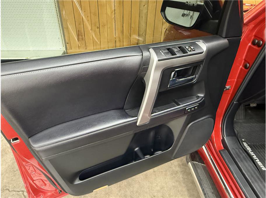 Used 2018 Toyota 4Runner Limited w/ Four Season Floor Mat Package AWD/4WD image 9