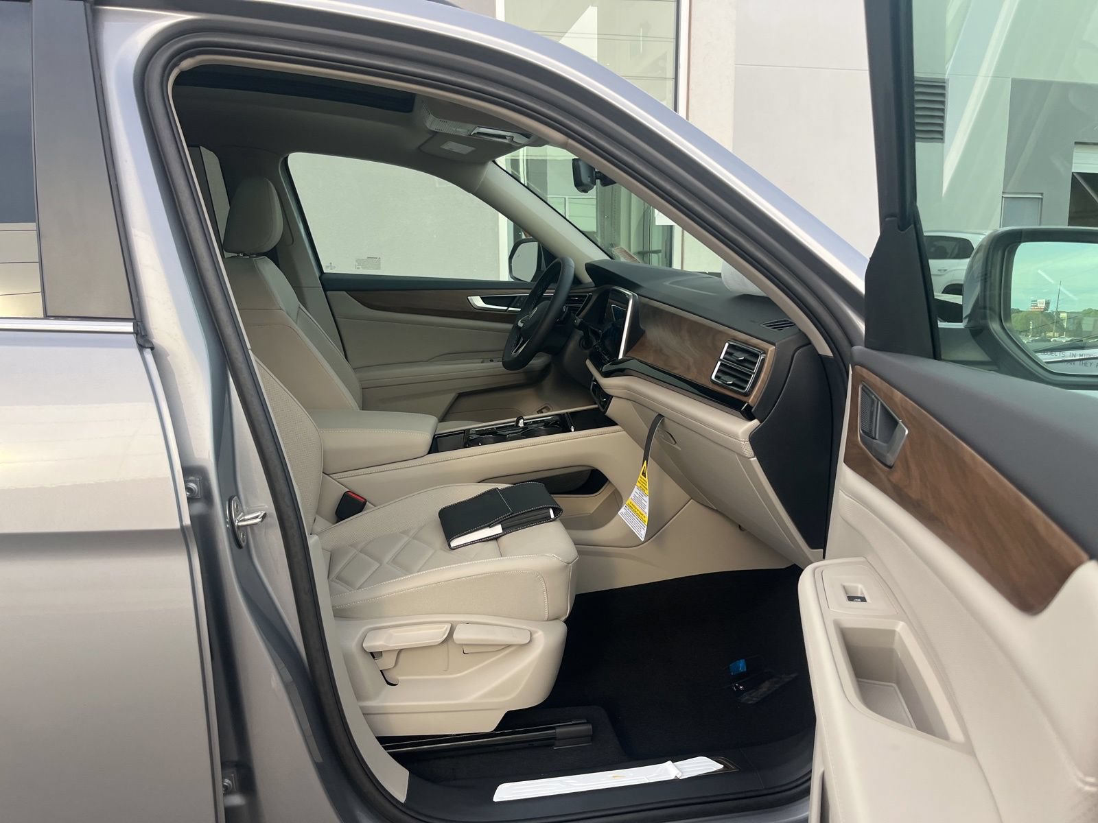 New 2026 Volkswagen Atlas SE FWD image 32