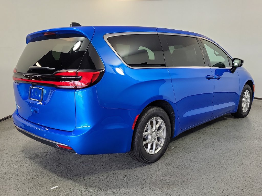 New 2027 Chrysler Pacifica Select FWD image 6