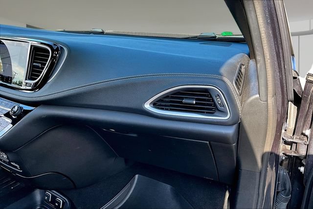 Used 2021 Chrysler Pacifica Touring-L w/ Uconnect Theater Family Group FWD image 25