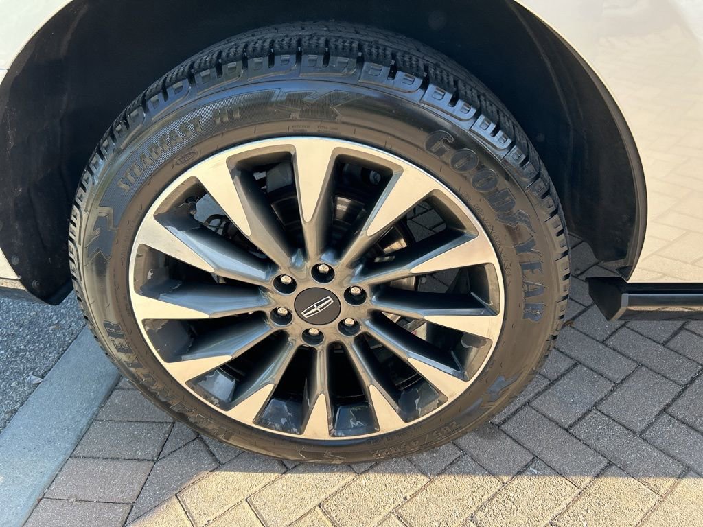Used 2018 Lincoln Navigator Select image 11