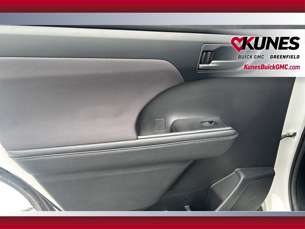 Used 2023 Toyota Highlander LE image 34