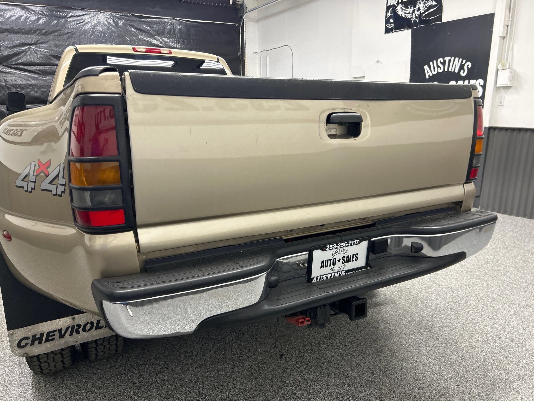 Used 2005 Chevrolet Silverado 3500 LS w/ Heavy-Duty Power Package AWD/4WD image 5