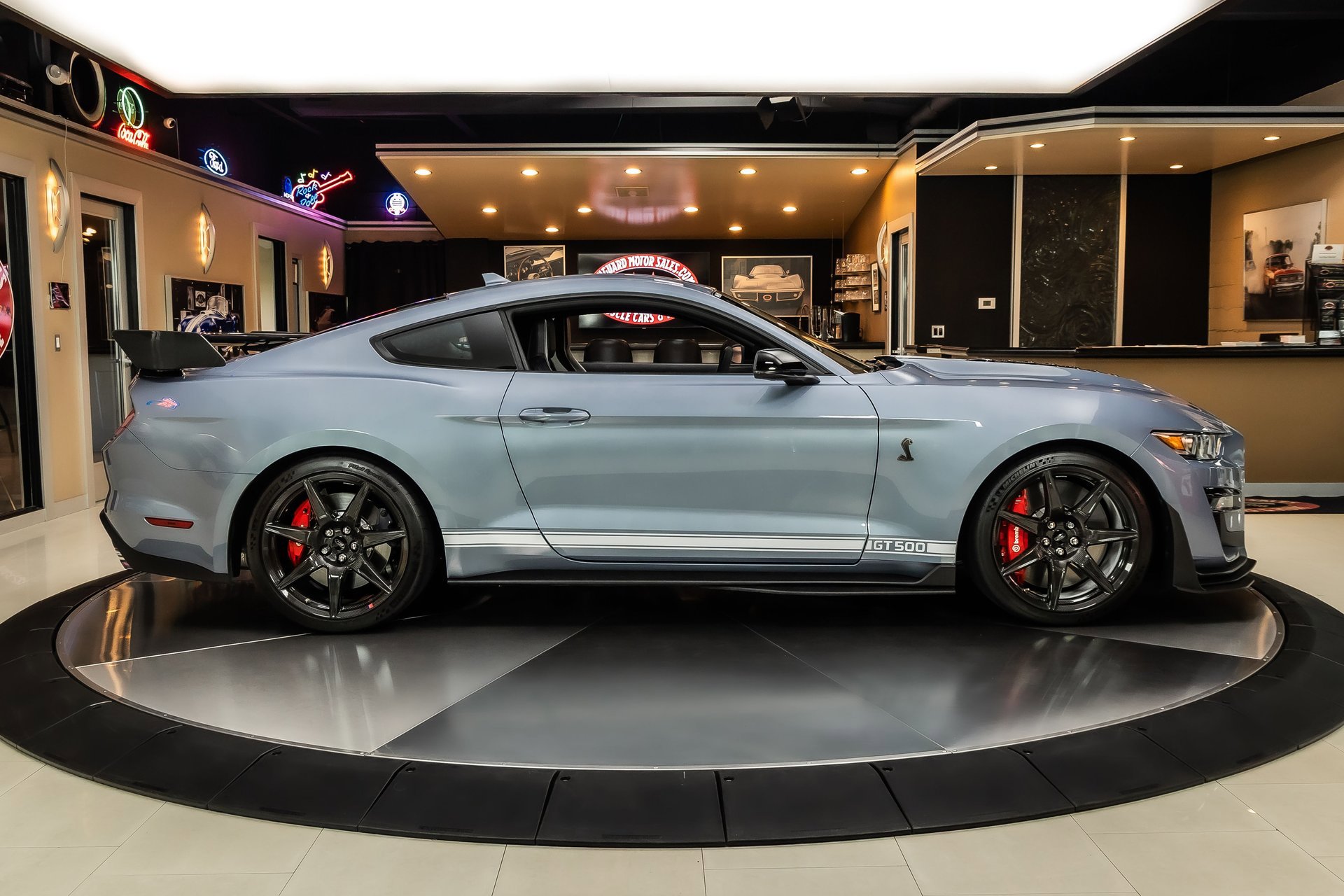 Used 2022 Ford Mustang Shelby GT500 w/ Carbon Fiber Track Pack RWD image 11