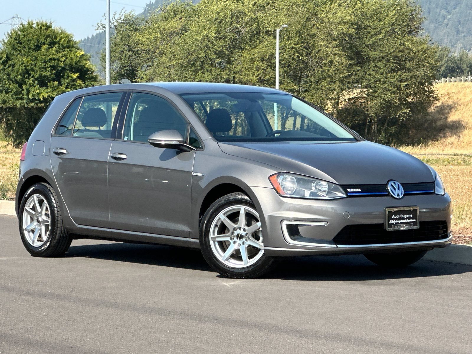 Used 2016 Volkswagen e-Golf SE w/ DC Fast Charging Package