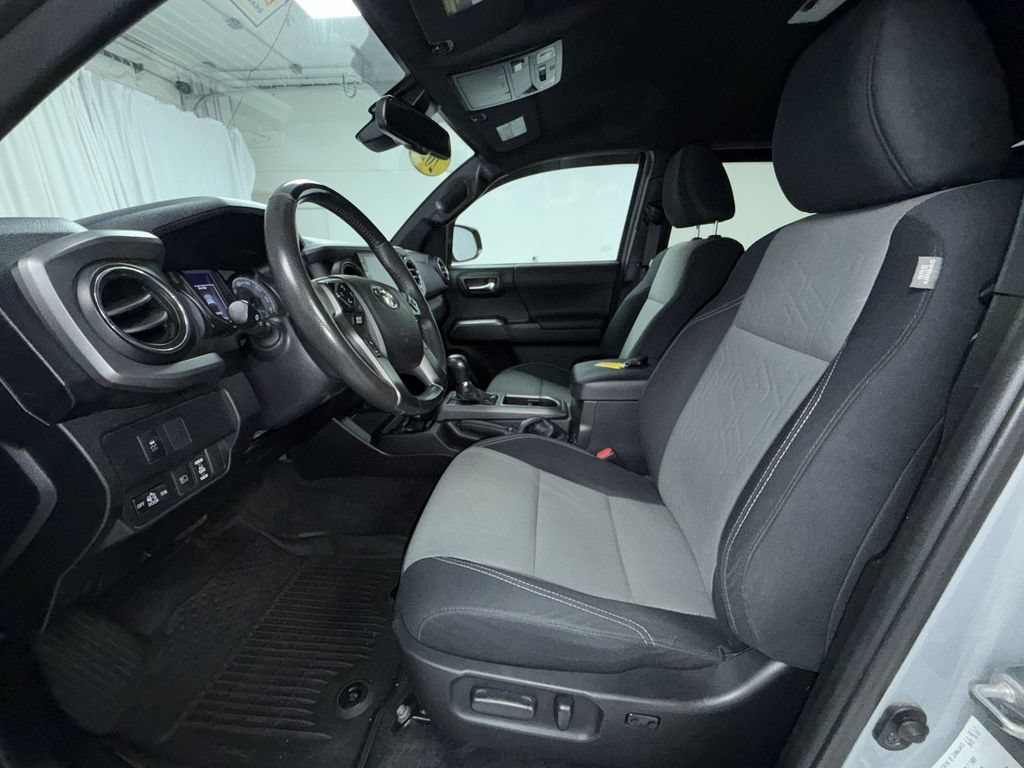 Used 2021 Toyota Tacoma TRD Sport w/ Technology Package AWD/4WD image 4