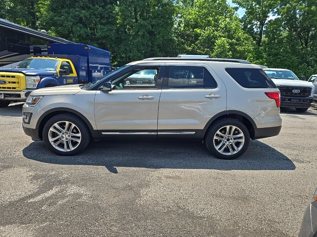 Used 2017 Ford Explorer XLT w/ Equipment Group 202A AWD/4WD image 9