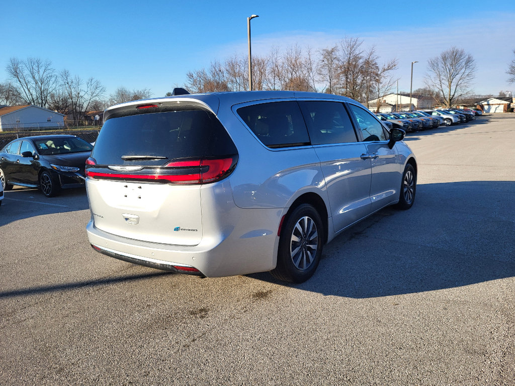 Used 2024 Chrysler Pacifica Select image 13