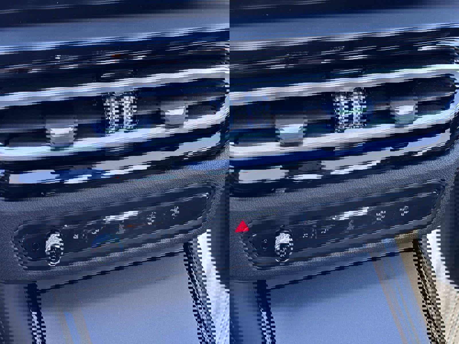 Used 2023 BMW 230i Coupe w/ Premium Package image 18