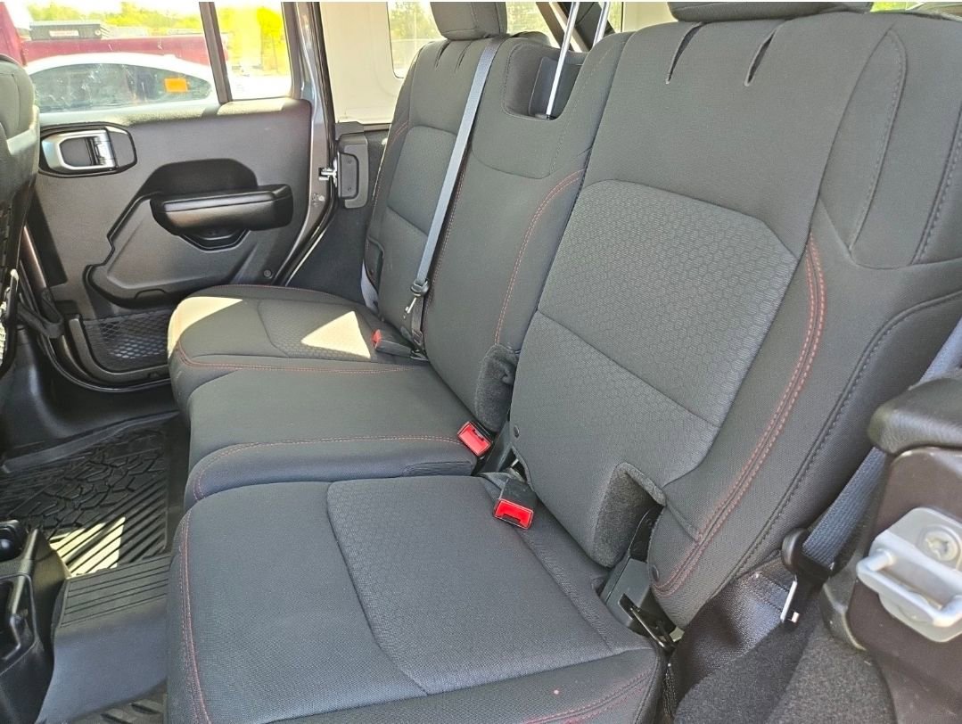 Used 2018 Jeep Wrangler Unlimited Rubicon w/ LED Lighting Group AWD/4WD image 11