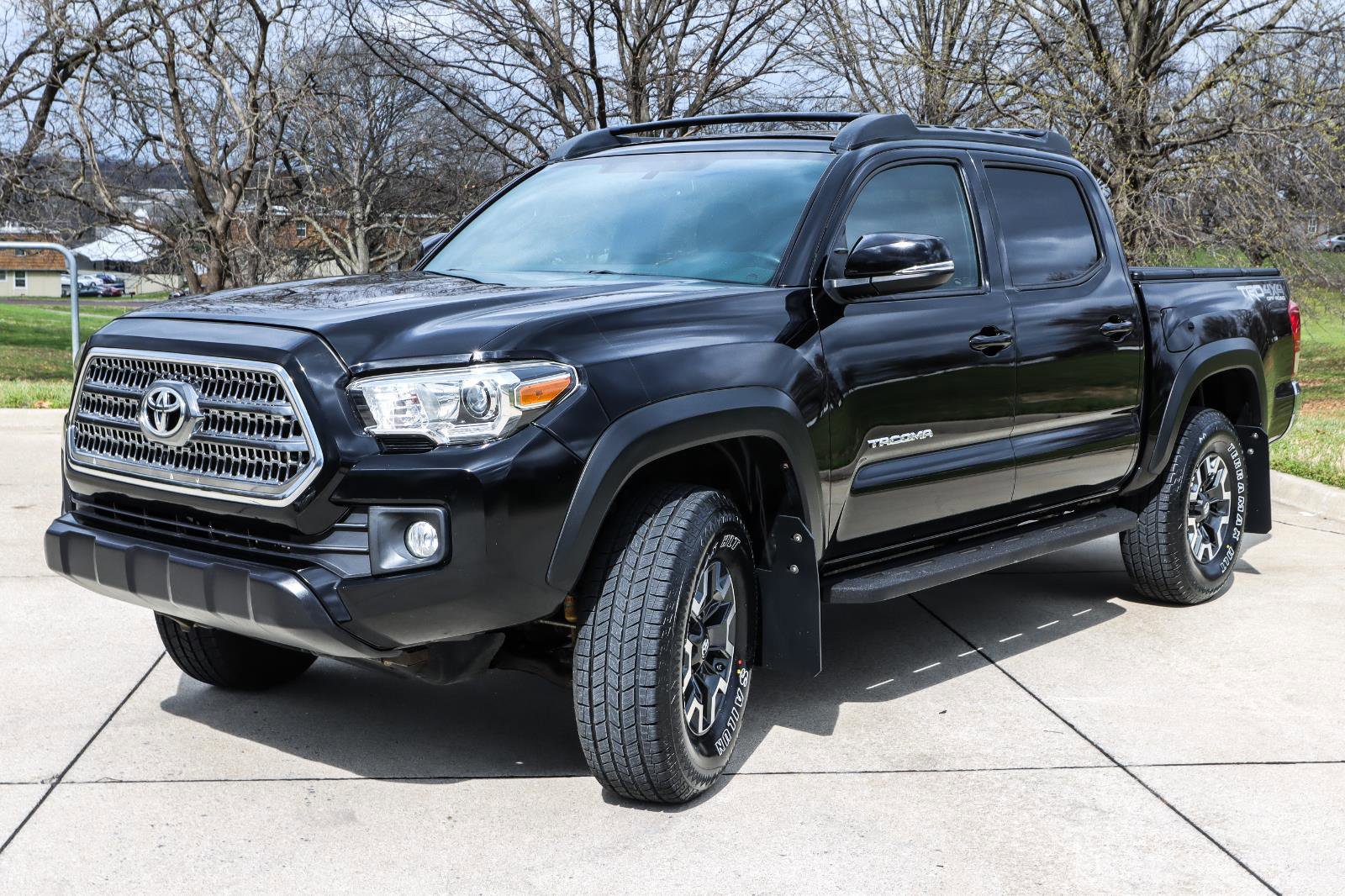 Used 2017 Toyota Tacoma TRD Off-Road w/ Tow Package (A/T) AWD/4WD image 3