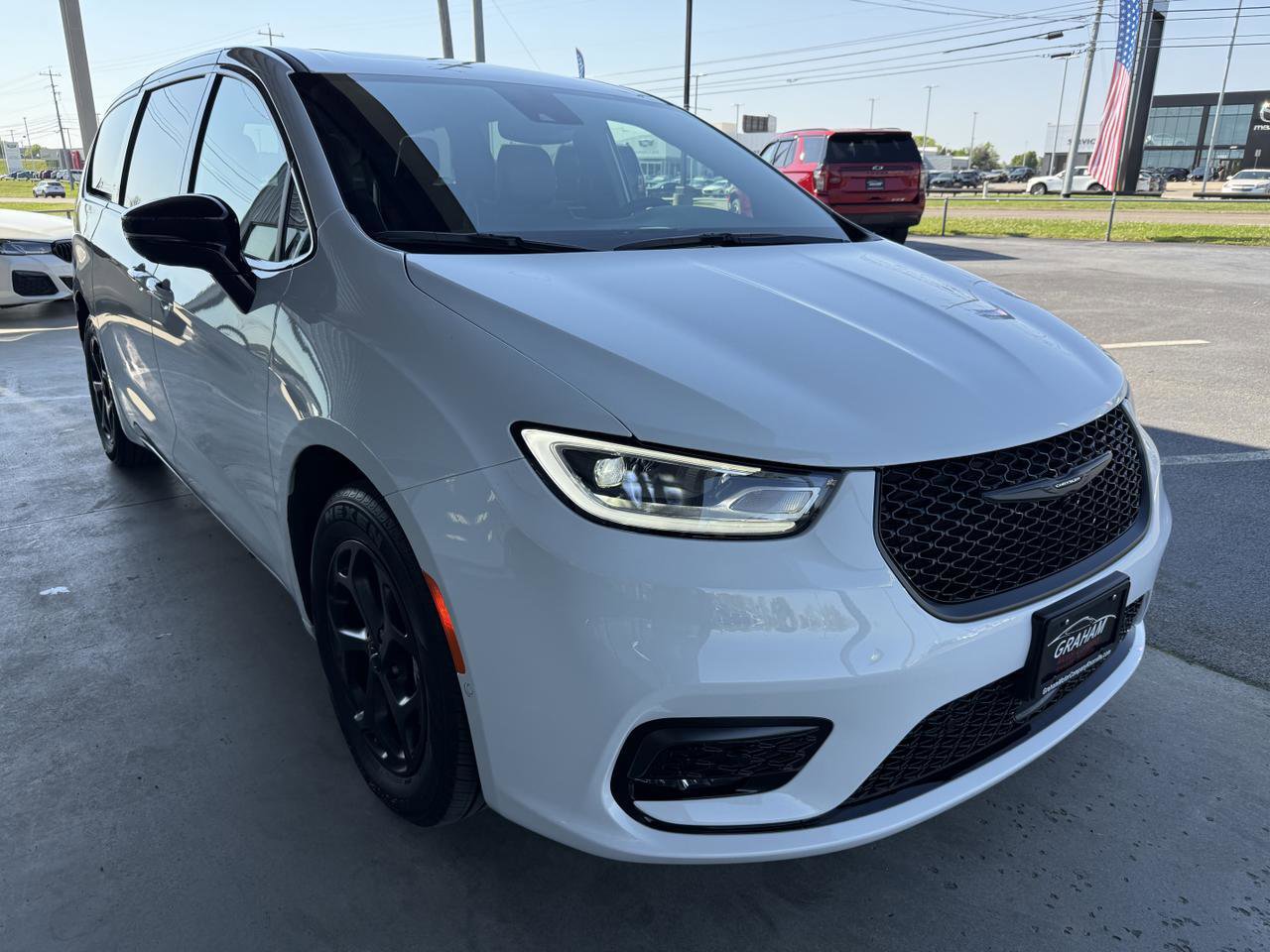Used 2023 Chrysler Pacifica Limited w/ S Appearance Package FWD image 3