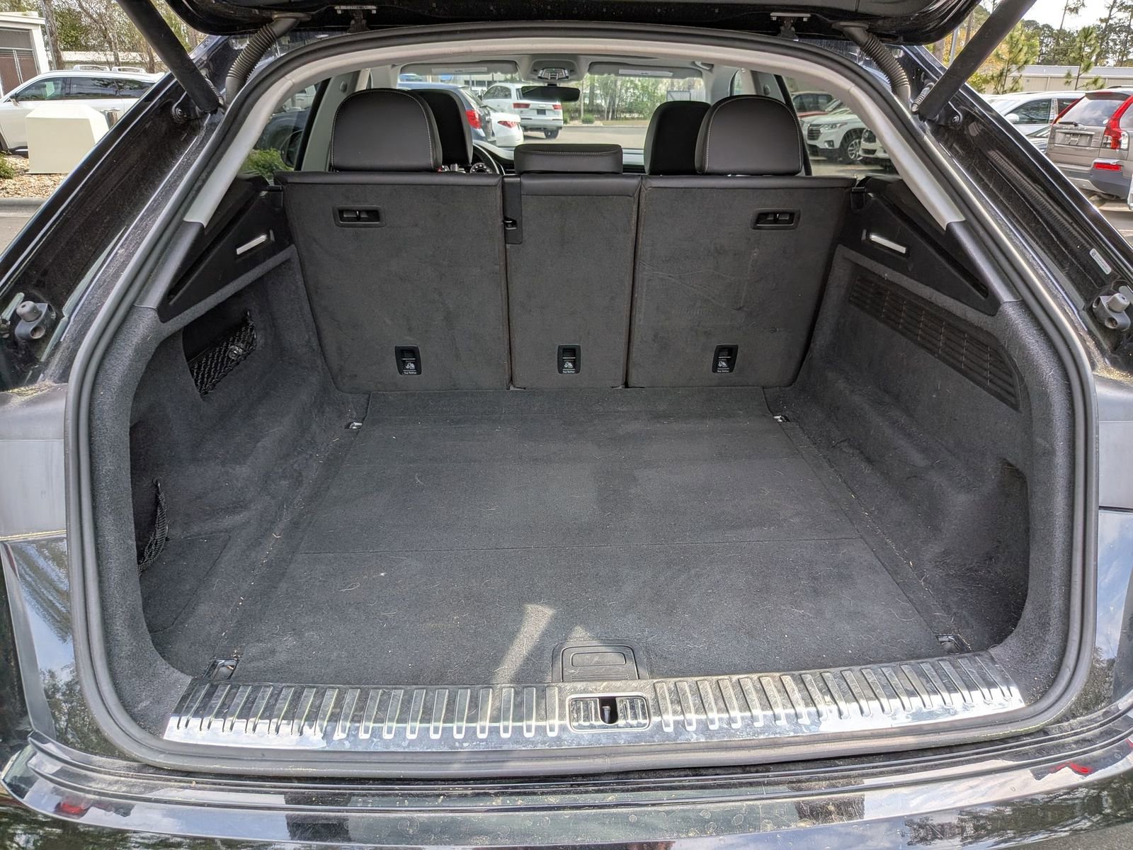 Used 2019 Audi Q8 Premium image 33