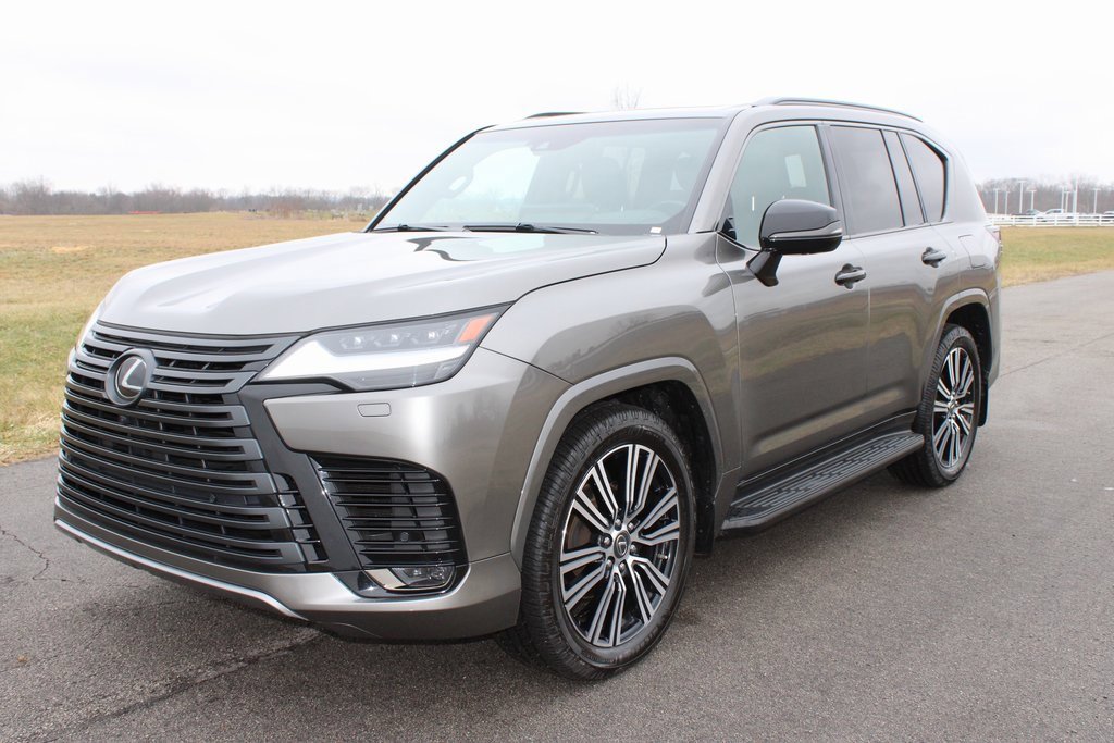 Used 2023 Lexus LX 600 4WD w/ Luxury Package image 3