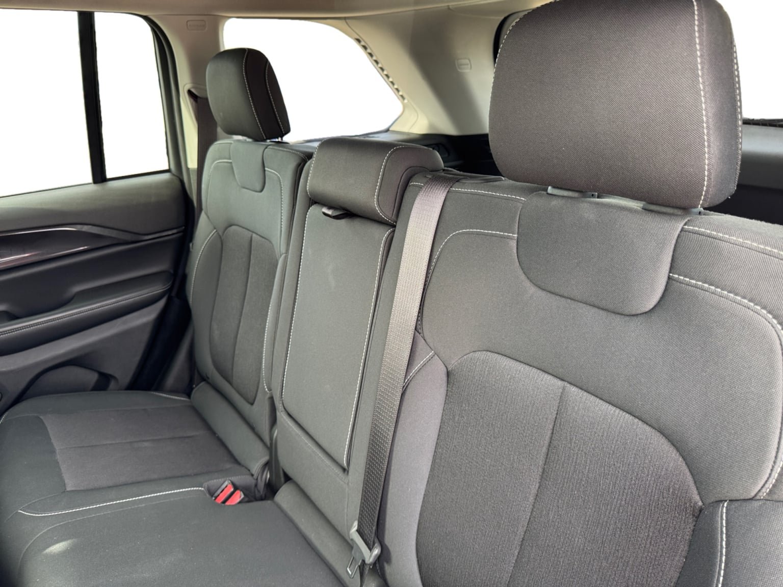 Used 2023 Jeep Grand Cherokee Laredo w/ Luxury Tech Group I RWD image 16