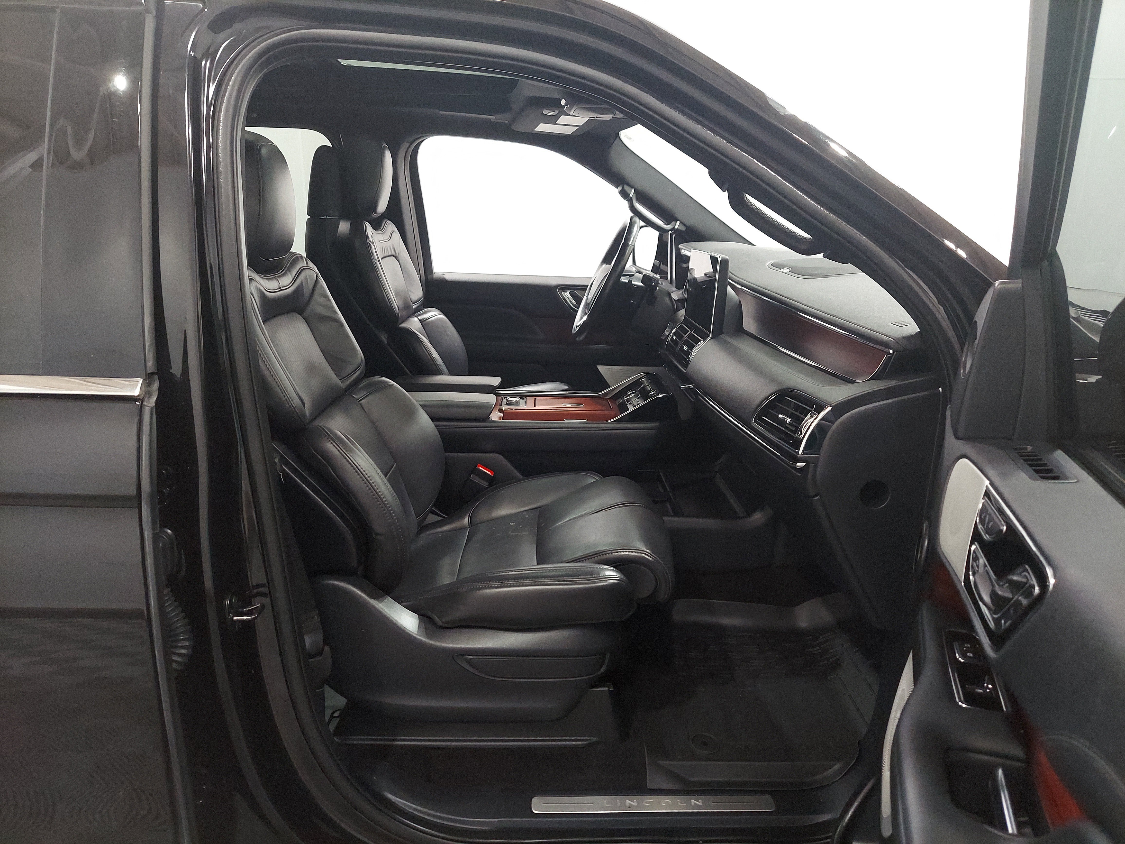 Used 2022 Lincoln Navigator Reserve w/ Equipment Group 201A image 19