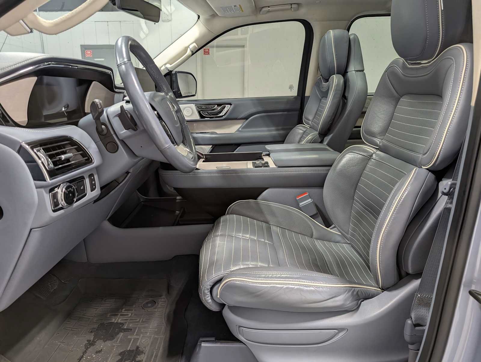Used 2021 Lincoln Navigator L Black Label w/ Cargo Convenience Package AWD/4WD image 4