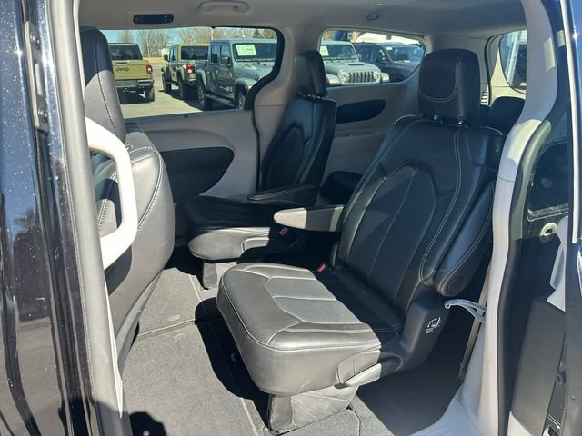 Used 2024 Chrysler Pacifica Touring-L FWD image 10