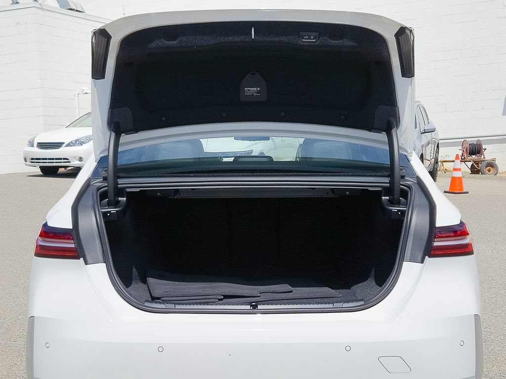 Used 2026 BMW i5 eDrive40 w/ Premium Package RWD image 21