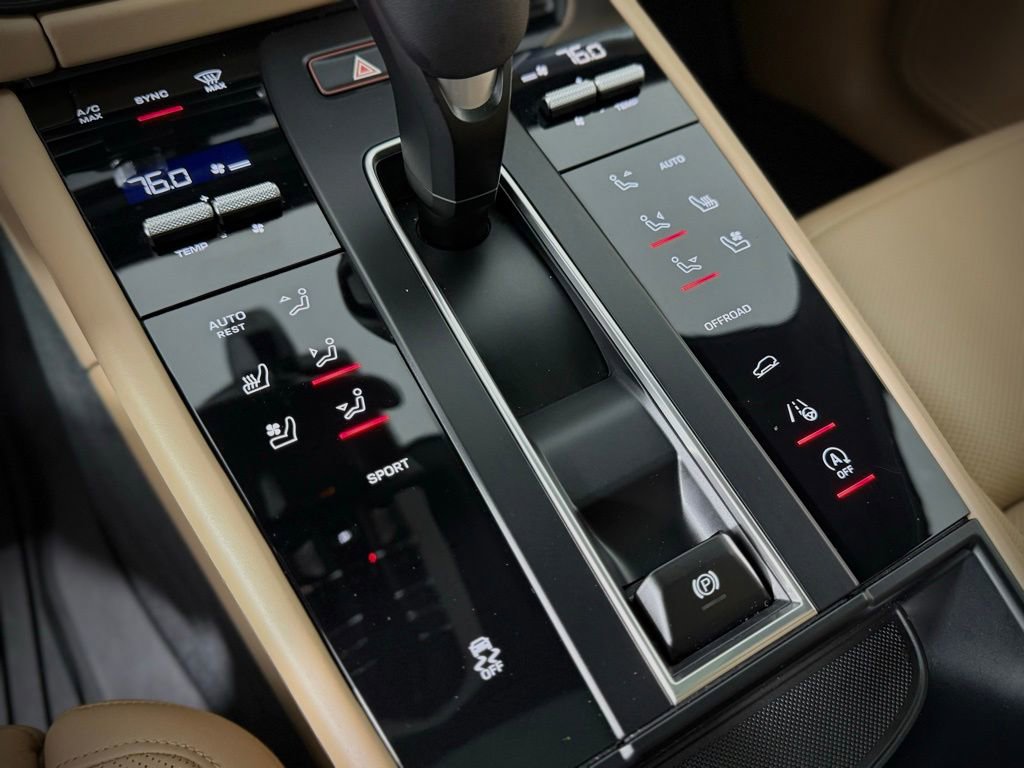 Certified 2024 Porsche Macan AWD/4WD image 26