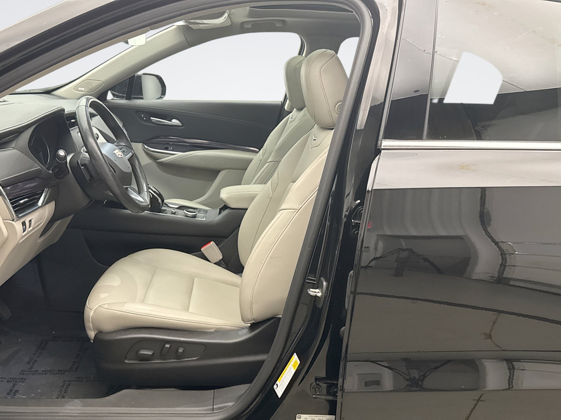 Used 2023 Cadillac XT4 Luxury w/ Cold Weather Package AWD/4WD image 11