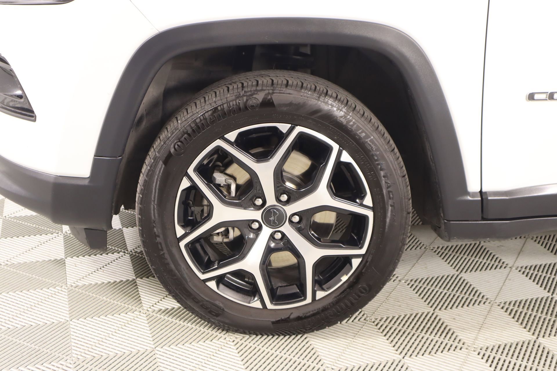 Used 2025 Jeep Compass Limited image 17