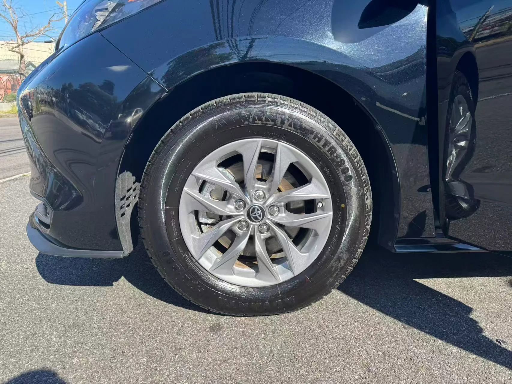 Used 2024 Toyota Sienna LE image 29