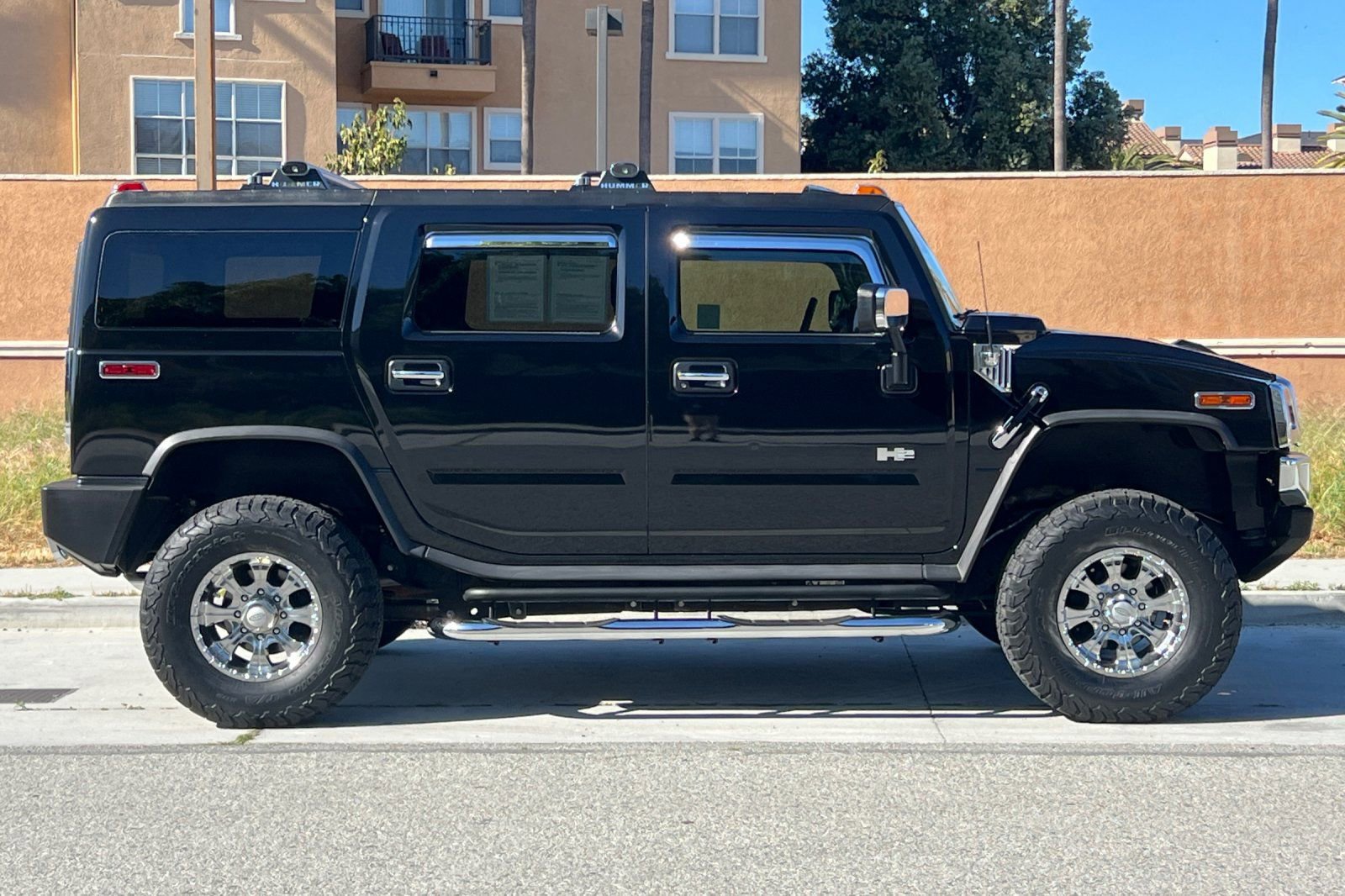 Used 2004 HUMMER H2 w/ Preferred Equipment Group image 3