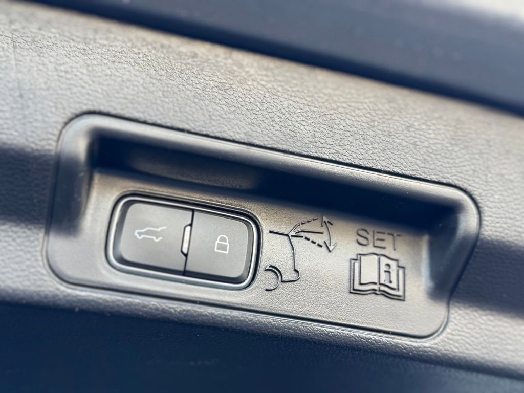 Used 2022 Ford Explorer Limited w/ Equipment Group 301A image 31