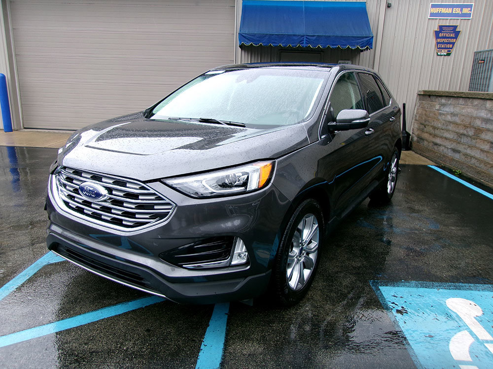 Used 2019 Ford Edge Titanium w/ Cold Weather Package AWD/4WD image 3