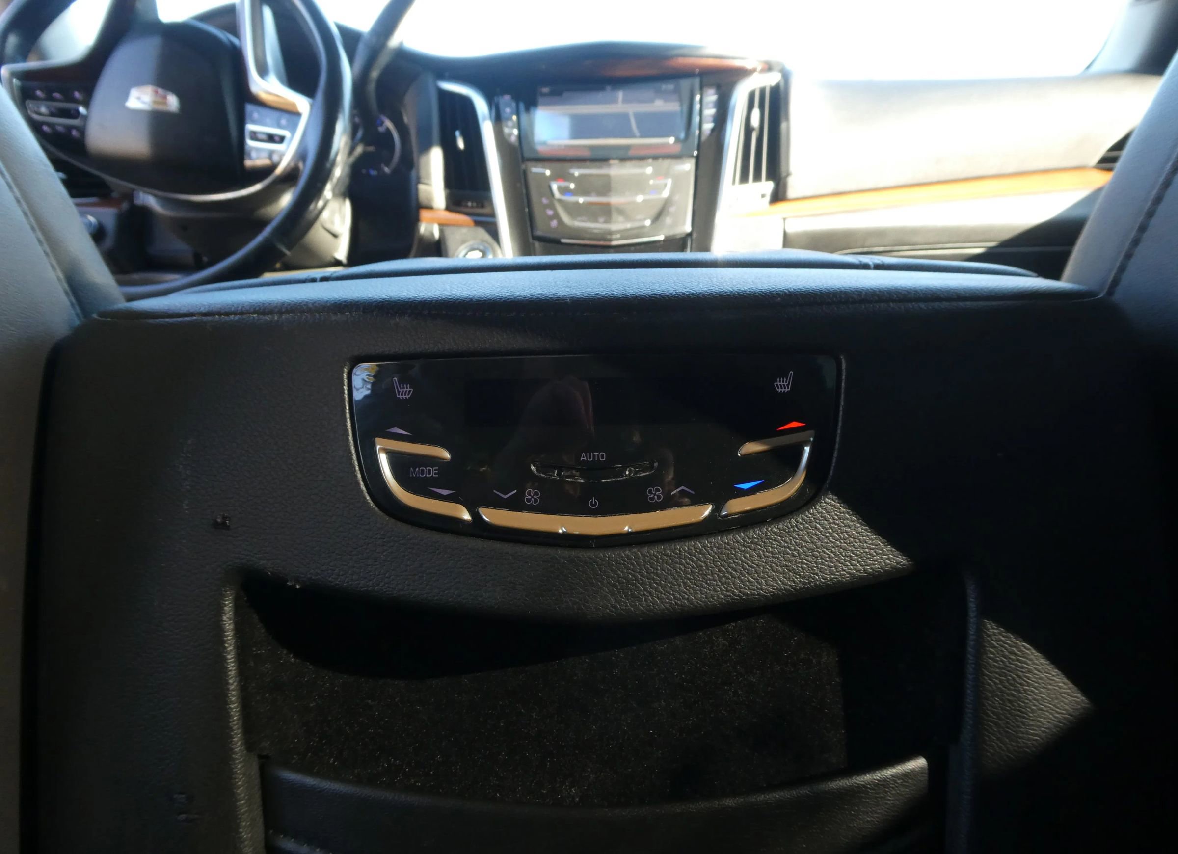 Used 2019 Cadillac Escalade ESV Luxury image 32