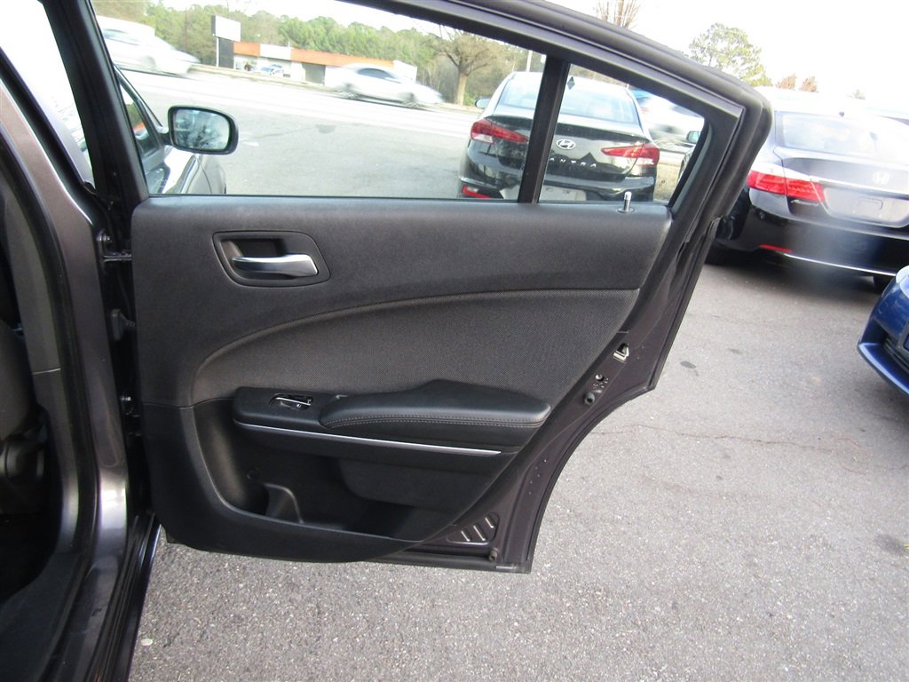 Used 2015 Dodge Charger SE w/ Sport Appearance Group image 26