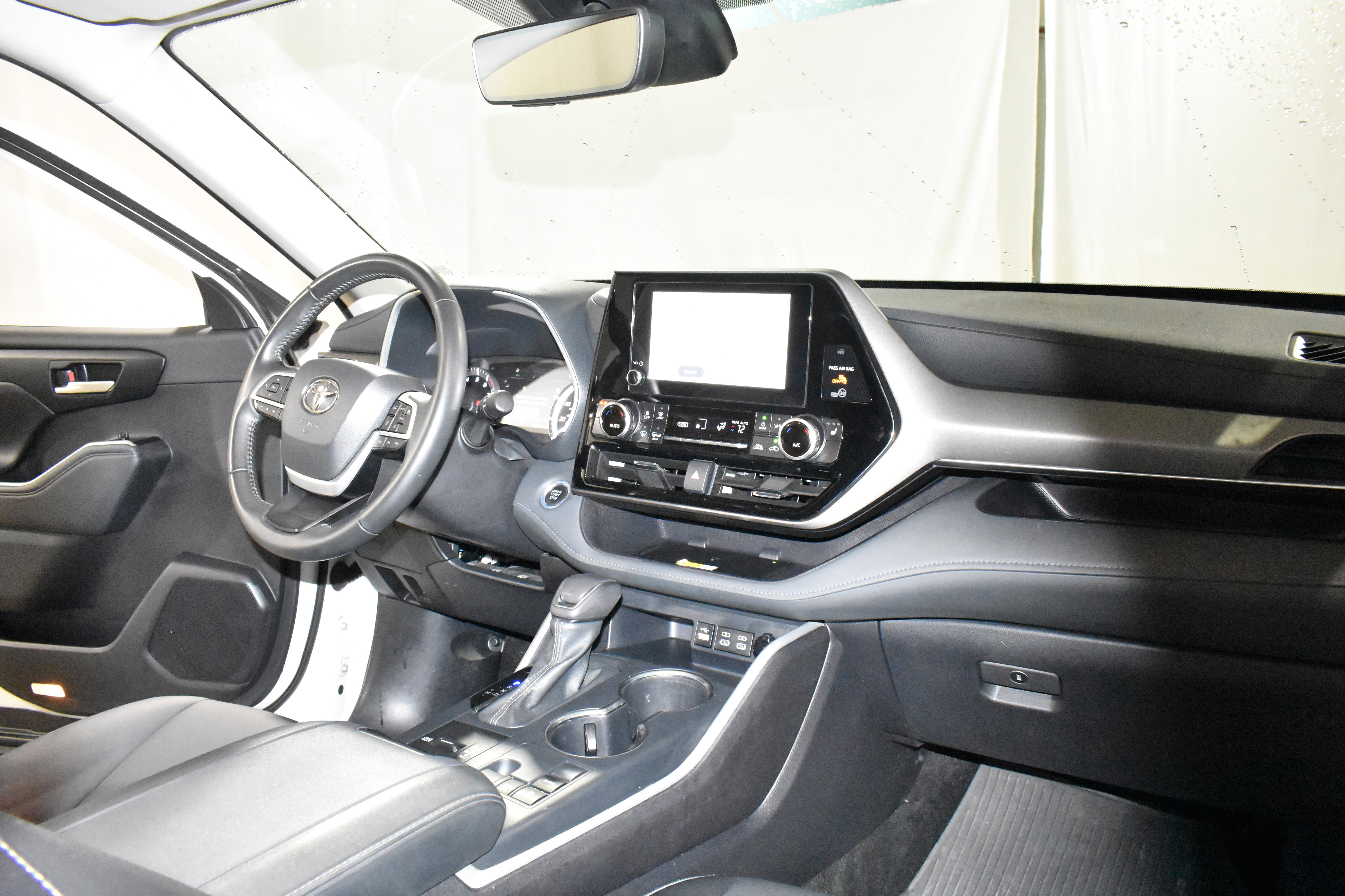 Used 2025 Toyota Highlander XLE FWD image 26