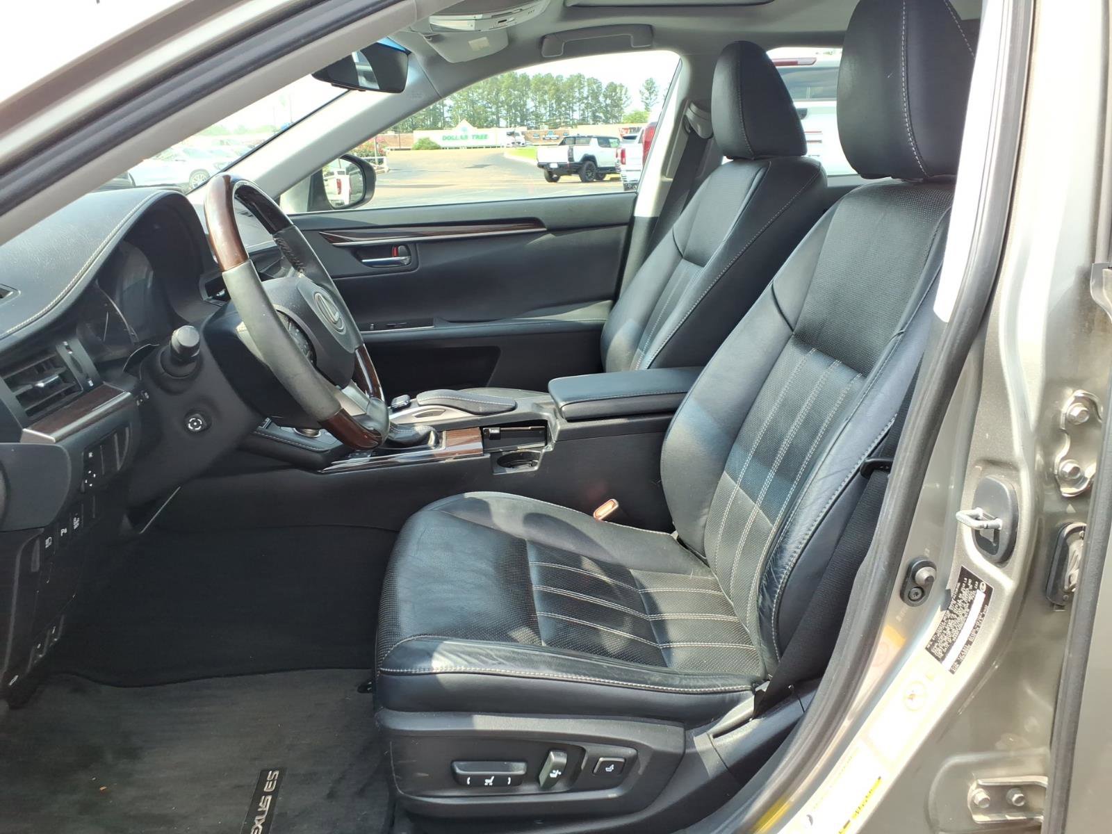 Used 2016 Lexus ES 350 w/ Luxury Package w/Wood Trim FWD image 18