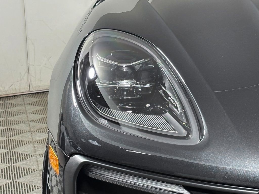 Used 2026 Porsche Macan AWD/4WD image 11