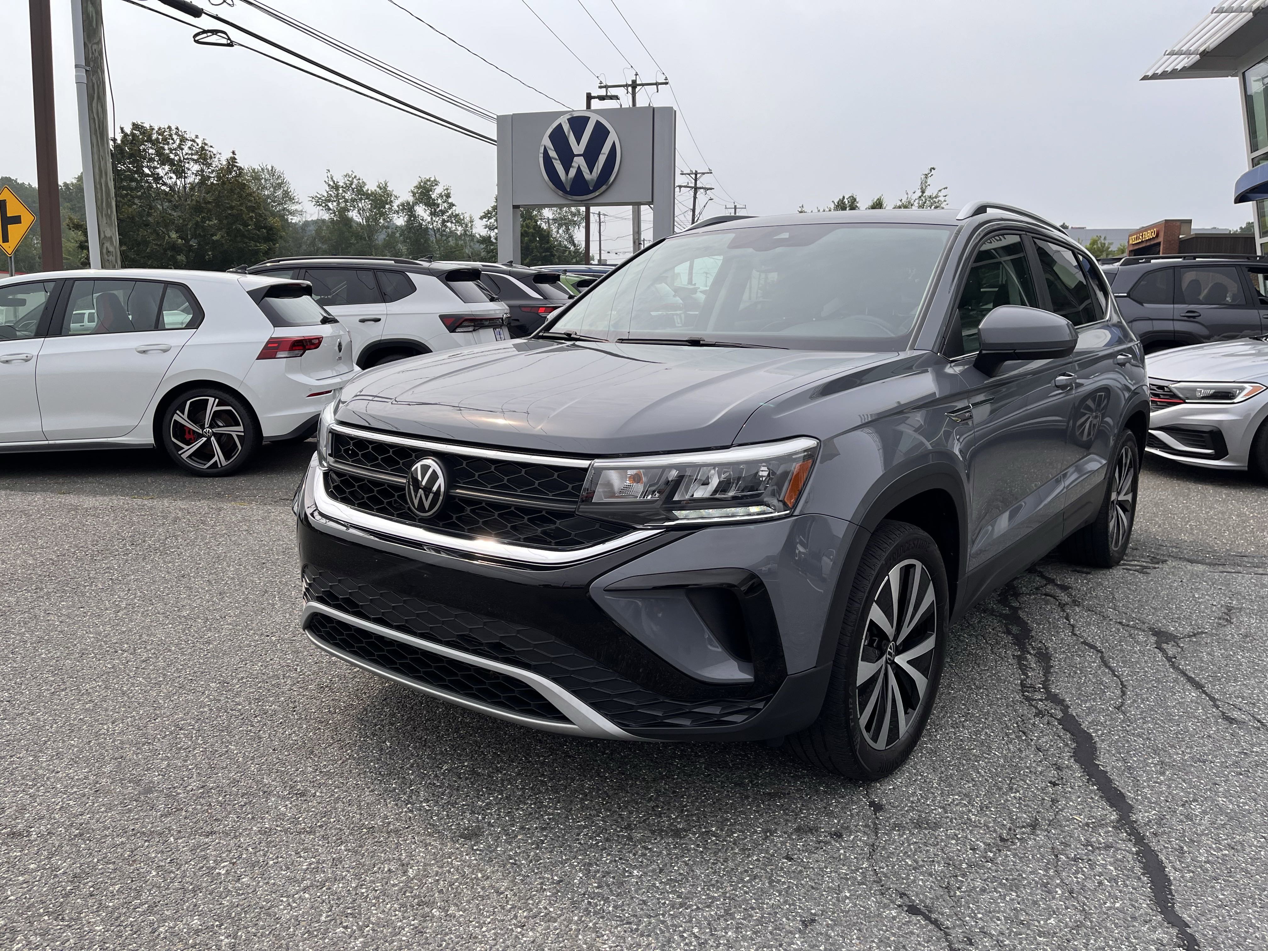 Certified 2023 Volkswagen Taos SE w/ Panoramic Sunroof Package image 3