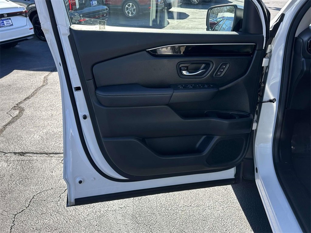 Certified 2025 Honda Pilot Touring image 5