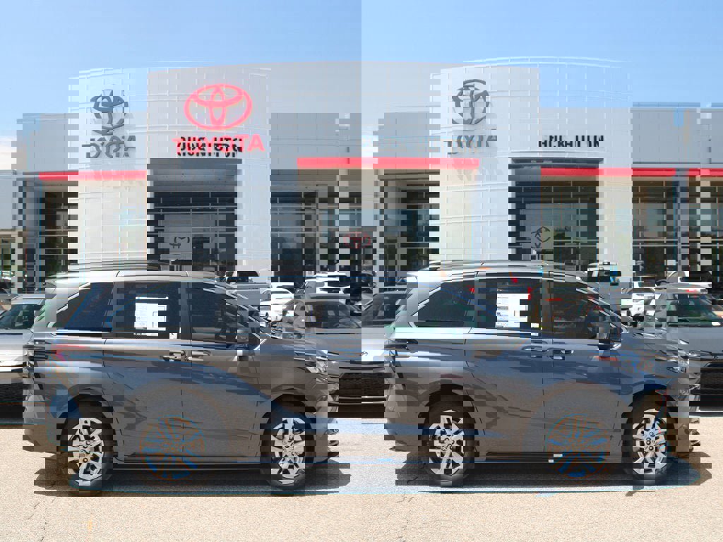 Used 2025 Toyota Sienna XLE image 14