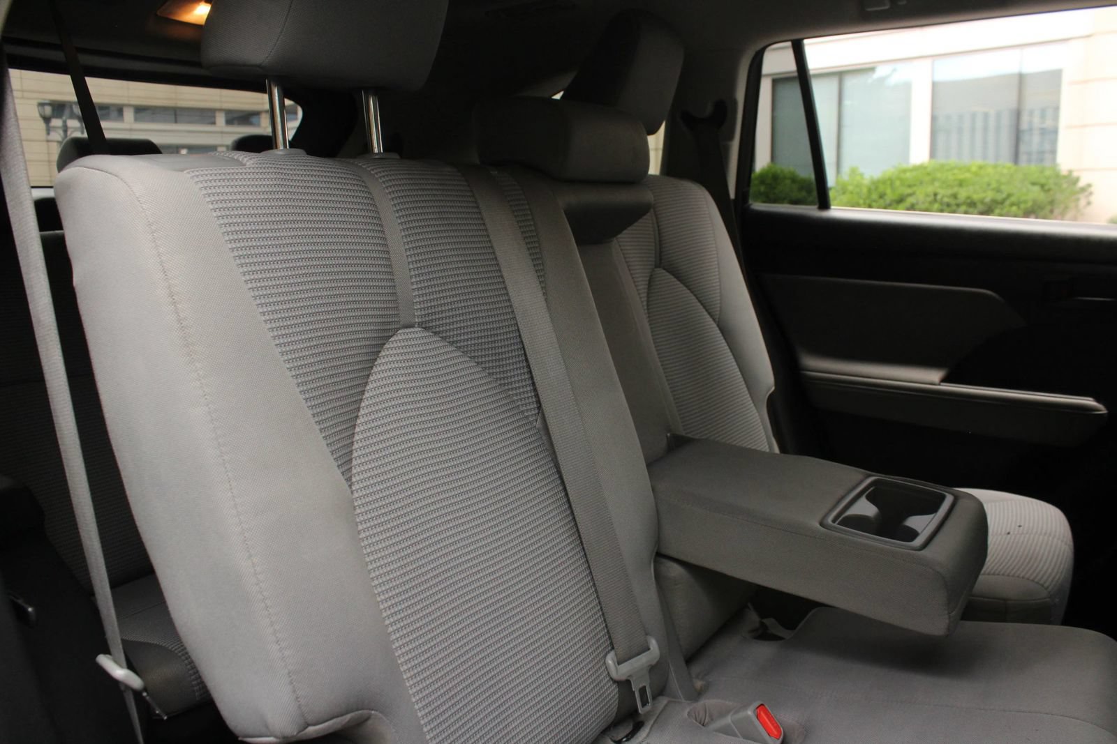 Used 2021 Toyota Highlander LE AWD/4WD image 23