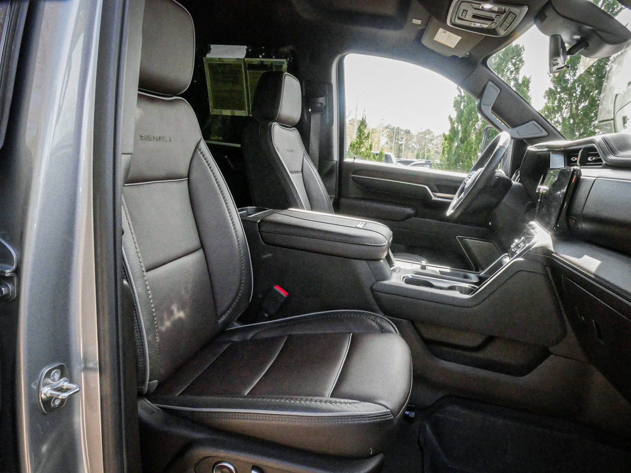 Used 2025 GMC Sierra 2500 Denali w/ Technology Package image 32