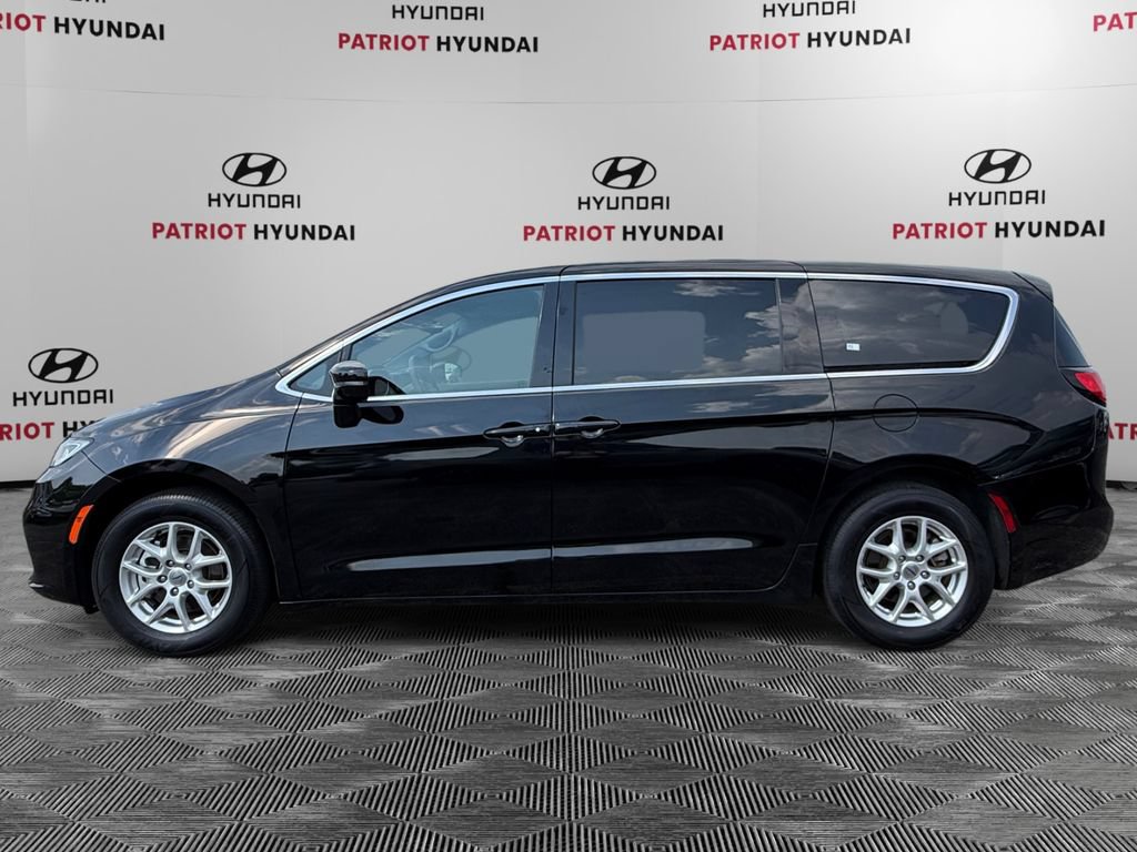 Used 2025 Chrysler Pacifica Select FWD image 6