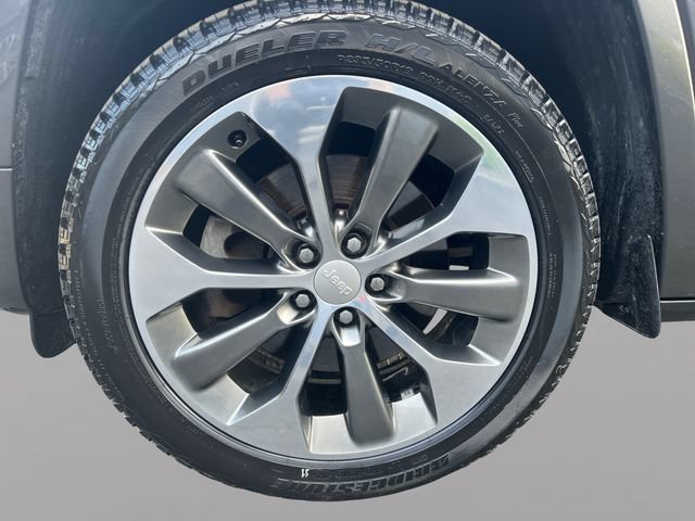Used 2019 Jeep Cherokee Overland w/ Technology Group AWD/4WD image 38