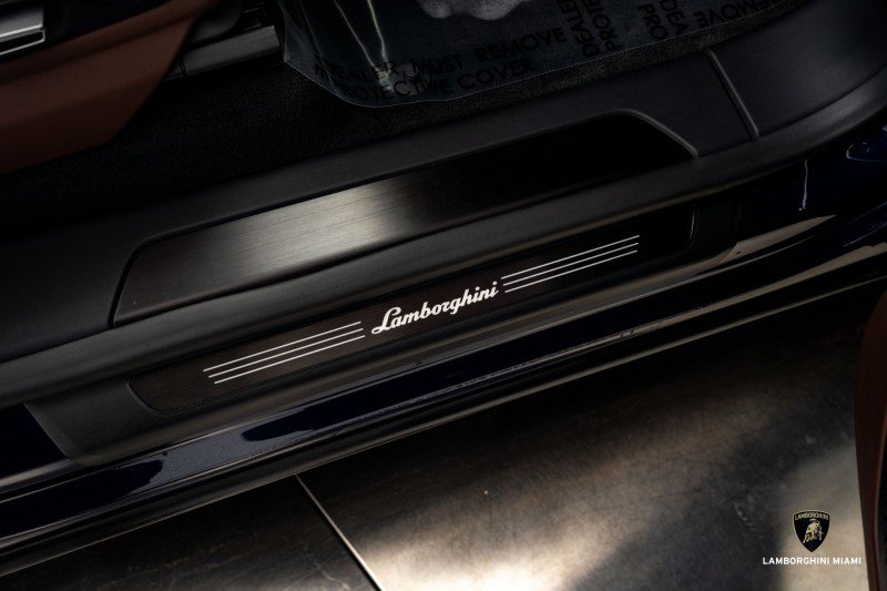 Used 2025 Lamborghini Urus SE image 34