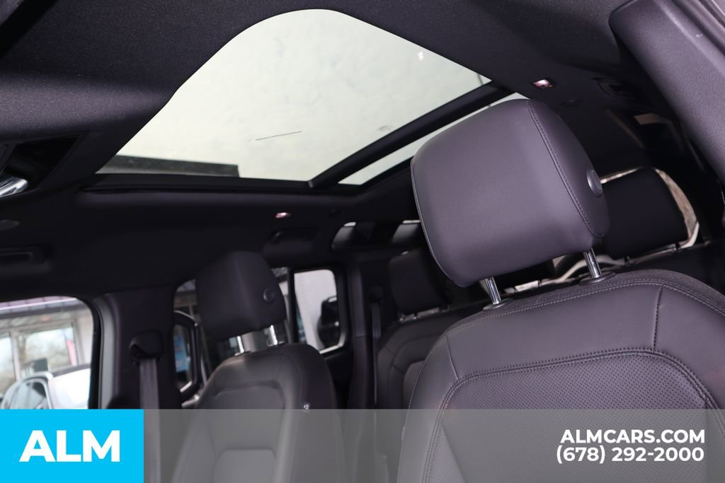 Used 2025 Land Rover Defender 110 S image 31