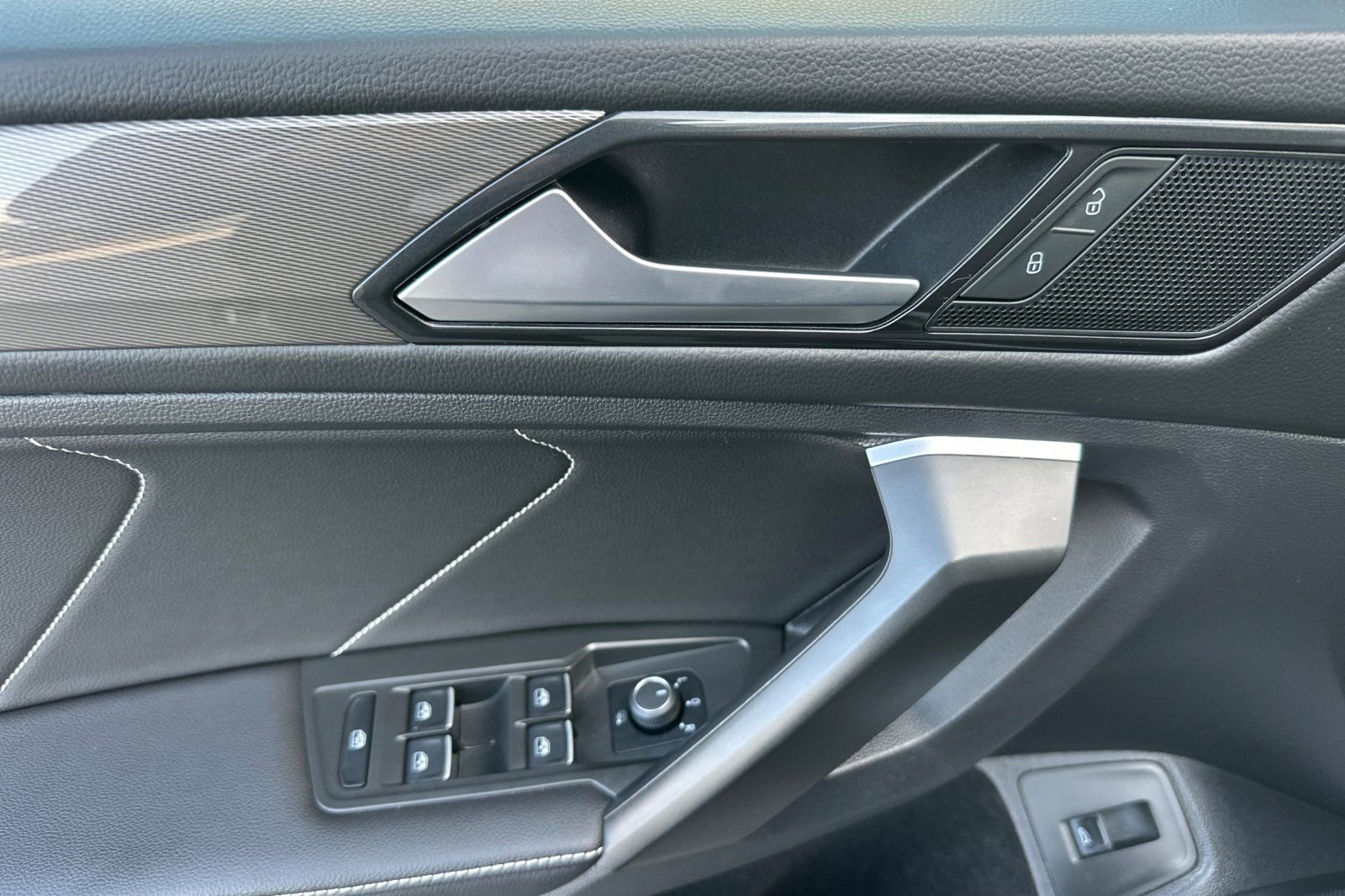 Used 2024 Volkswagen Tiguan SE image 11