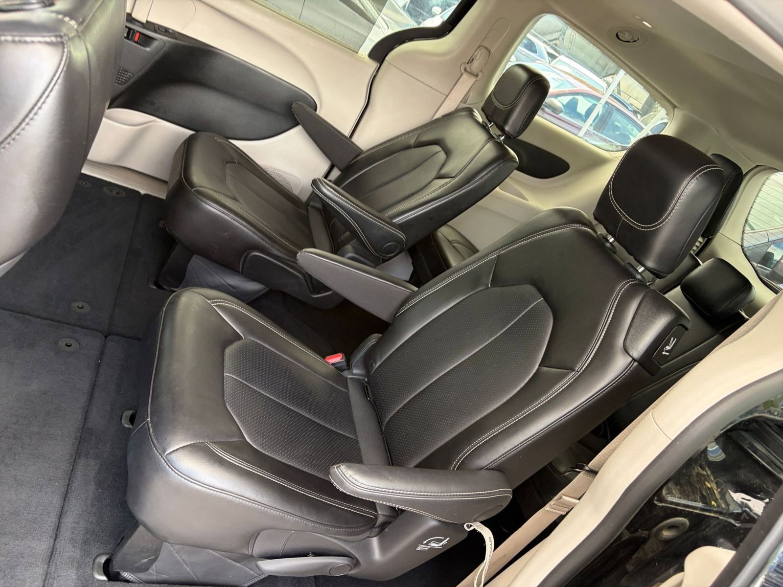 Used 2024 Chrysler Pacifica Touring-L FWD image 40